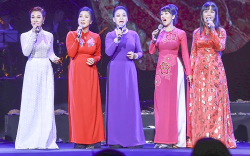 Liveshow Khánh Ly: “Gọi tên bốn mùa” trọn vẹn với khán giả ảnh 9 Liveshow Khánh Ly: “Gọi tên bốn mùa” trọn vẹn với khán giả ảnh 9