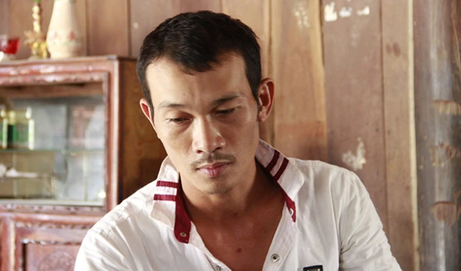 Anh Lê Tiến Phú kể lại sự việc bị ông Phạm Thành Trung xịt hơi cay - Ảnh: B.D. Anh Lê Tiến Phú kể lại sự việc bị ông Phạm Thành Trung xịt hơi cay - Ảnh: B.D.