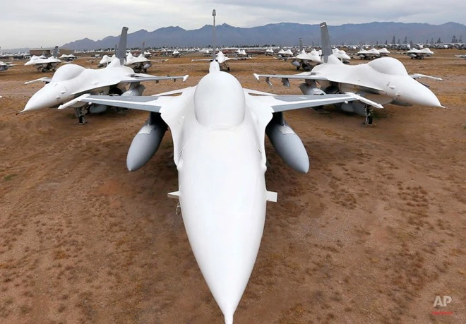 Chiến đấu cơ lừng danh F-16 Fighting Falcons được bọc trong một lớp sơn đặc biệt để phi cơ không hỏng. Đây là mẫu máy bay phổ dụng nhất của phương Tây. Không quân Mỹ đã ngừng mua F-16. Kỹ sư sửa chữa và lắp hệ thống điều khiển từ xa trên những phi cơ F-16 mà quân đội loại khỏi biên chế để chúng trở thành máy bay mục tiêu. Nghĩa địa máy bay quân sự lớn nhất thế giới