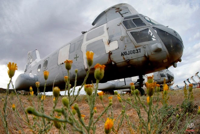 Một phi cơ CH-46 Sea Knight không còn cánh quạt. Nó nằm nhiều năm ở nghĩa địa nhưng vẫn chưa tới lượt "hóa kiếp". Nghĩa địa máy bay quân sự lớn nhất thế giới