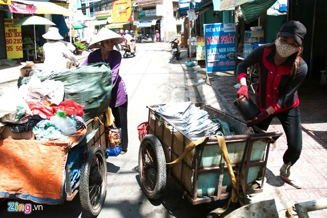 Mỗi trưa, chị bán hết số ve chai mua được buổi sáng, rồi nghỉ ngơi 30 phút lại tiếp tục kéo xe ra đường. Nhưng những ngày này, 2 con vừa nghỉ hè vào Sài Gòn chơi nên chị tranh thủ làm sớm về nấu cơm. Một ngày của chị ve chai nhặt được 5 triệu yen ở Sài Gòn