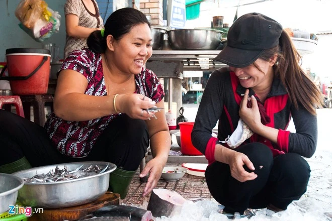 Chị tâm sự: "Lúc chỉ có hai vợ chồng thì tôi mua ít cá cơm về kho mặn để dành ăn vài ngày, nhưng mấy hôm nay có hai con vào nên phải nấu 'sang' hơn tí". Một ngày của chị ve chai nhặt được 5 triệu yen ở Sài Gòn