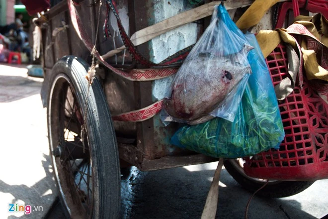Gọi là bữa ăn sang nhưng cũng chỉ 2 con cá và ít rau má nấu canh. Một ngày của chị ve chai nhặt được 5 triệu yen ở Sài Gòn