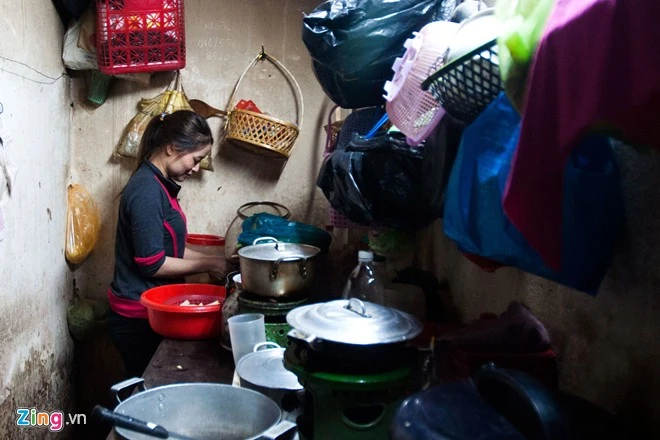 Căn nhà 1 trệt, 1 lầu là nơi tá túc của chị và gần 10 người cùng làm nghề ve chai. Dù chật chội, nhưng mọi người cùng quê nên hiểu và cảm thông cho nhau. Một ngày của chị ve chai nhặt được 5 triệu yen ở Sài Gòn
