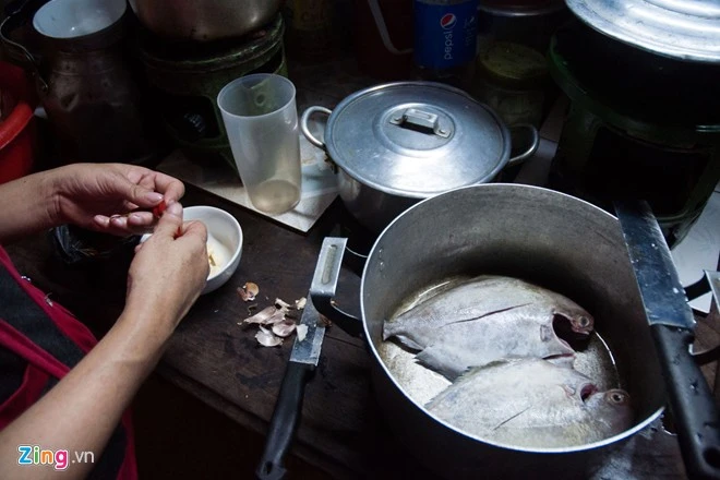Khu bếp khá chật nên mọi người phải nhường nhau nấu ăn. Hôm nay chị Hồng được ưu tiên nấu trước để 2 con được ăn cơm sớm. Một ngày của chị ve chai nhặt được 5 triệu yen ở Sài Gòn
