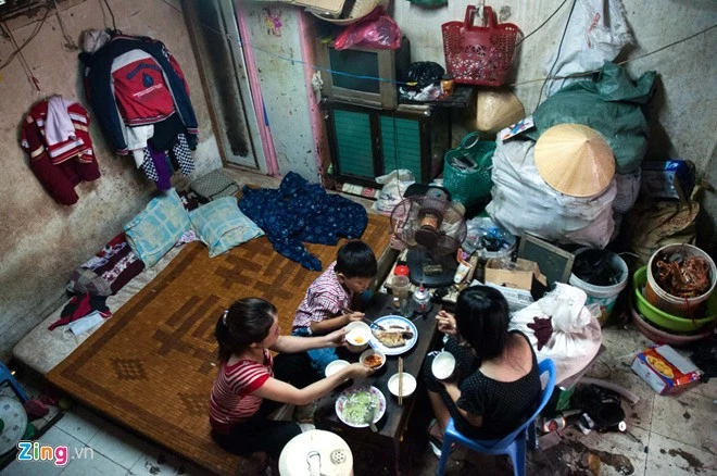 Bữa cơm của ba mẹ con trên chiếc bàn kê ngay góc giường. Căn nhà chị ở là vựa ve chai, được chủ cho thuê với giá 50.000 đồng/người/tháng. Chị và chồng ngủ dưới tầng trệt cạnh nhà vệ sinh, các sinh hoạt rất bất tiện. Từ khi 2 con vào chơi, gia đình 4 người nằm chen nhau trên chiếc giường nhỏ, ve chai chất đầy xung quanh.Chị nói, sau khi nhận được 5 triệu yen, 4 người sẽ về quê chơi thăm hàng xóm và sửa sang lại nhà cửa. Sau đó, anh chị lại tiếp tục vào Sài Gòn hành nghề ve chai, gửi con cho bà ngoại trông nom. Một ngày của chị ve chai nhặt được 5 triệu yen ở Sài Gòn