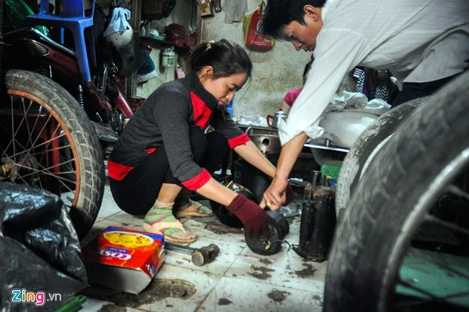 Chị Huỳnh Thị Ánh Hồng (36 tuổi, quê Quảng Ngãi, tạm trú TP HCM), người tìm thấy 5 triệu yen trong thùng loa cũ sắp có số tiền lớn, nhưng hàng ngày vẫn đi mua ve chai kiếm sống. Một ngày của chị ve chai nhặt được 5 triệu yen ở Sài Gòn