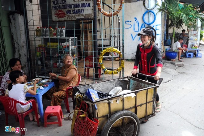 Chị từ quê lên Sài Gòn năm 16 tuổi. Những ngày mới vào, người phụ nữ này làm nhiều việc như phụ bán quán nhậu, giúp việc nhà... Vài năm sau, chị Hồng thuê nhà trên đường Trần Văn Quang (quận Tân Bình) và bắt đầu công việc mua ve chai. Người phụ nữ quê Quảng Ngãi gắn liền với nghề ve chai 17 năm. Công việc diễn ra lặng lẽ cho đến khi vô tình mua được chiếc thùng loa cũ có chứa 5 triệu yen Nhật bên trong (cách đây hơn 1 năm). Một ngày của chị ve chai nhặt được 5 triệu yen ở Sài Gòn