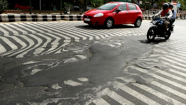 Mặt đường gần bệnh viện Safdarjung tại thủ đô New Delhi biến dạng ngày 26/5. Ấn Độ đang hứng chịu đợt nắng kỷ lục khiến ít nhất 1.118 người thiệt mạng. Năm 2003, nhiệt độ tăng cao cũng làm 1.900 người tử vong. Ảnh:Hindustan Times 1