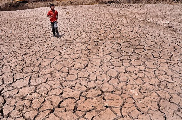 Cậu bé chạy trên ao nứt nẻ ở ngoại ô Ranchi, thủ phủ bang Jharkhand. Nắng nóng đang ảnh hưởng lớn đến sức khỏe người dân. Chính phủ Ấn Độ khuyến cáo công dân nên ở nhà, tìm nơi có bóng râm, uống nhiều nước và mặc đồ thoáng mát. Ảnh:EPA 1