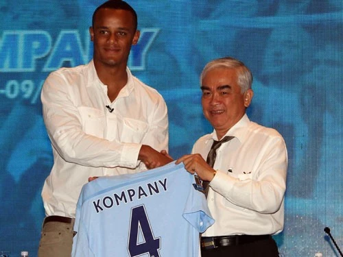 Vincent Kompany (trái) sẽ dẫn đầu dàn cầu thủ Man xanh thi đấu với ĐT Việt Nam.Ảnh: Quang Liêm/Người Lao Động. Manchester City giao hữu với tuyển Việt Nam tại Mỹ Đình