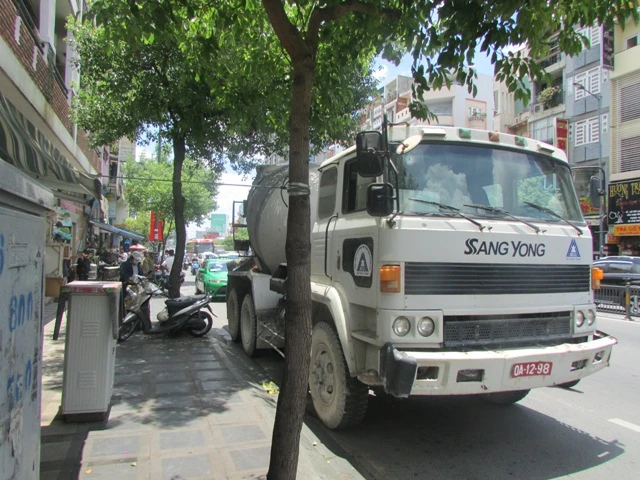 Xe bồn va chạm taxi, ùn tắc giao thông hàng giờ liền ảnh 2 Xe bồn va chạm taxi, ùn tắc giao thông hàng giờ liền ảnh 2
