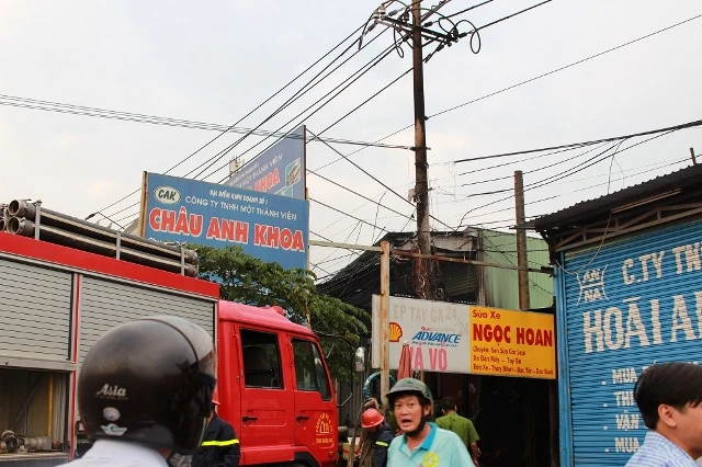 Trụ điện bốc cháy dữ dội, hàng chục hộ dân hoảng hốt ảnh 1