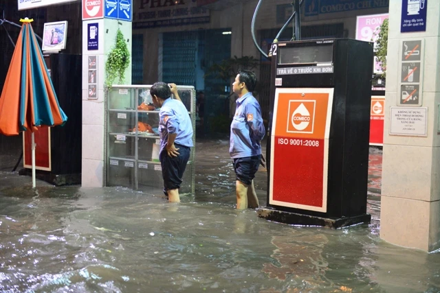 Sài Gòn ngập như sông, người dân 'bơi' về nhà ảnh 5 Sài Gòn ngập như sông, người dân 'bơi' về nhà ảnh 5