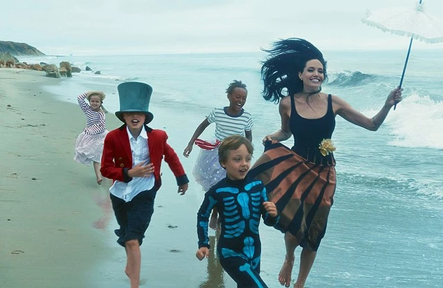 Gia đình Angelina Jolie - Brad Pitt và những khoảnh khắc ngọt ngào ảnh 3 Gia đình Angelina Jolie - Brad Pitt và những khoảnh khắc ngọt ngào ảnh 3
