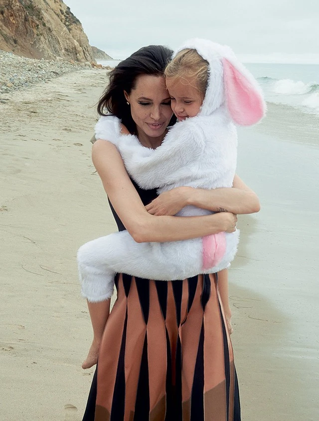 Gia đình Angelina Jolie - Brad Pitt và những khoảnh khắc ngọt ngào ảnh 5 Gia đình Angelina Jolie - Brad Pitt và những khoảnh khắc ngọt ngào ảnh 5