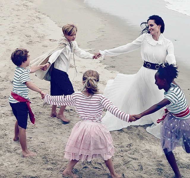 Gia đình Angelina Jolie - Brad Pitt và những khoảnh khắc ngọt ngào ảnh 6 Gia đình Angelina Jolie - Brad Pitt và những khoảnh khắc ngọt ngào ảnh 6