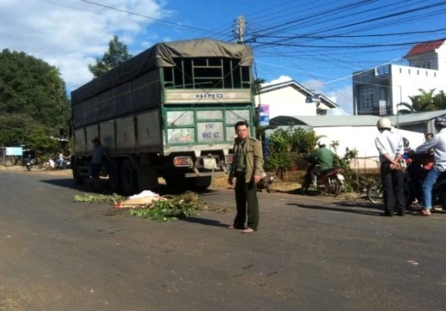 Băng qua đường, thanh niên bị xe tải tông tử vong ảnh 1 Băng qua đường, thanh niên bị xe tải tông tử vong ảnh 1