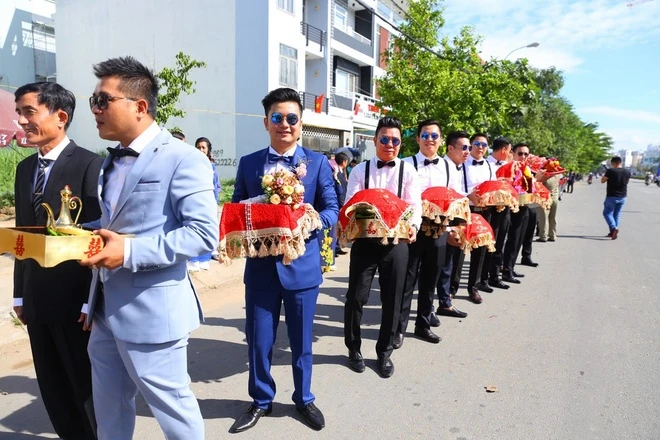 Vân Trang xinh đẹp bên chú rể Việt kiều trong lễ ăn hỏi ảnh 6