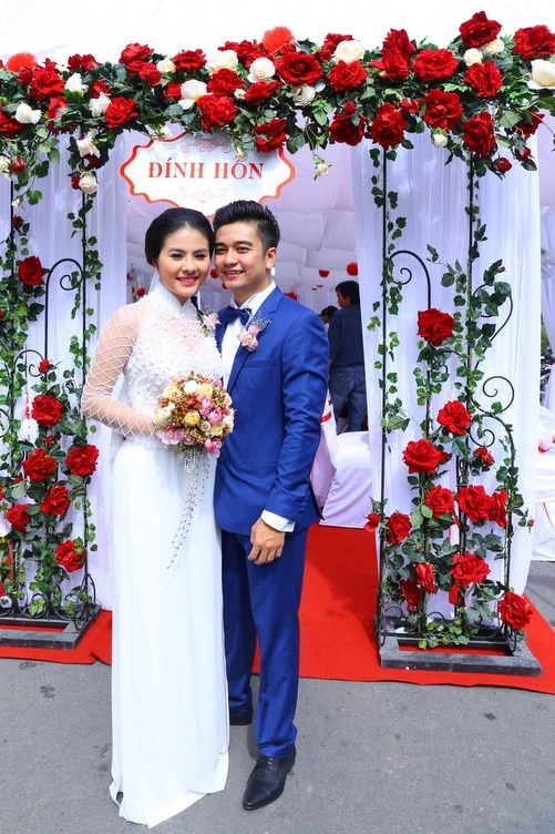 Vân Trang xinh đẹp bên chú rể Việt kiều trong lễ ăn hỏi ảnh 3
