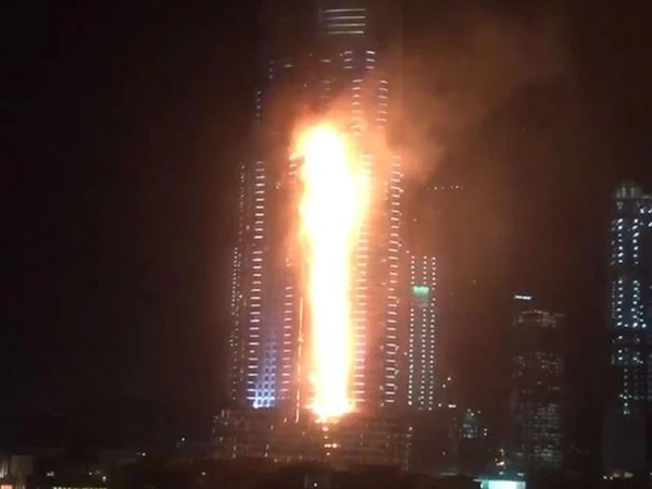 Siêu khách sạn Dubai chìm trong biển lửa đêm giao thừa ảnh 1