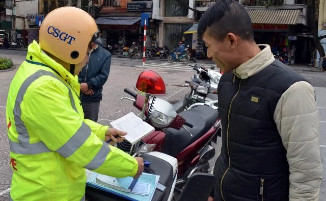 Hà Nội xử phạt người đi bộ vi phạm luật giao thông ảnh 2 Hà Nội xử phạt người đi bộ vi phạm luật giao thông ảnh 2