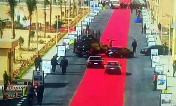 Người dân bức xúc vì thảm đỏ dài 4km để đón lãnh đạo ảnh 1