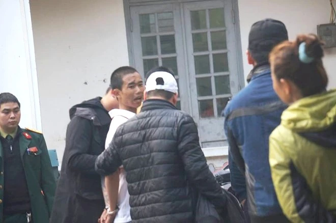 Thanh niên nghi ngáo đá cố thủ trên nóc nhà đã tự nhảy xuống ảnh 1 Thanh niên nghi ngáo đá cố thủ trên nóc nhà đã tự nhảy xuống ảnh 1