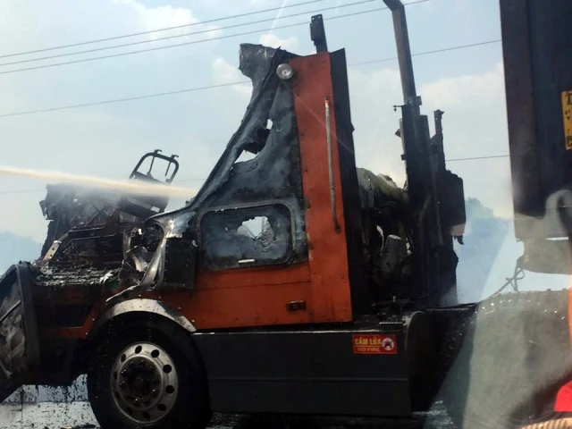Tài xế tung cửa thoát thân khi xe container bốc cháy trên cao tốc ảnh 1 Tài xế tung cửa thoát thân khi xe container bốc cháy trên cao tốc ảnh 1