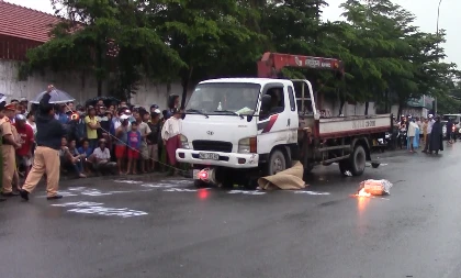 Hai cô gái chết thảm dưới bánh xe tải ảnh 1 Hai cô gái chết thảm dưới bánh xe tải ảnh 1