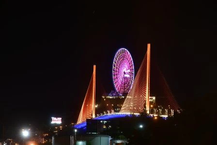 Toàn cảnh vòng quay mặt trời và cáp treo nữ hoàng