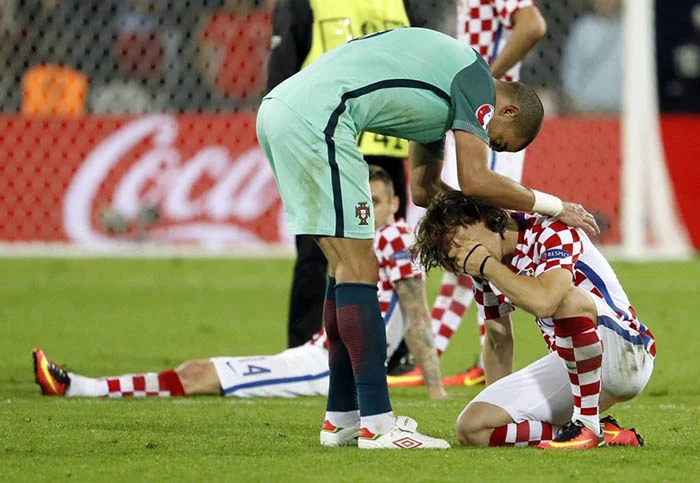 Luka Modric khóc nức nở, Ronaldo, Pepe chạy đến an ủi ảnh 4 Luka Modric khóc nức nở, Ronaldo, Pepe chạy đến an ủi ảnh 4