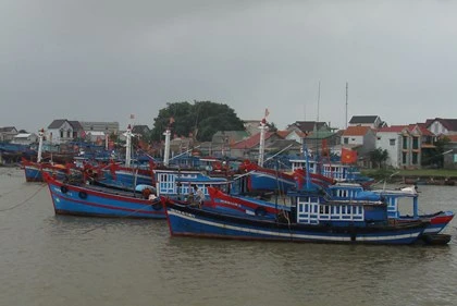 Tàu của ngư dân bị sóng đánh chìm trên đường tránh bão ảnh 1 Tàu của ngư dân bị sóng đánh chìm trên đường tránh bão ảnh 1