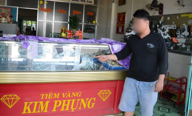 Nhân chứng kể lại vụ cướp tiệm vàng táo tợn ở Tây Ninh ảnh 2