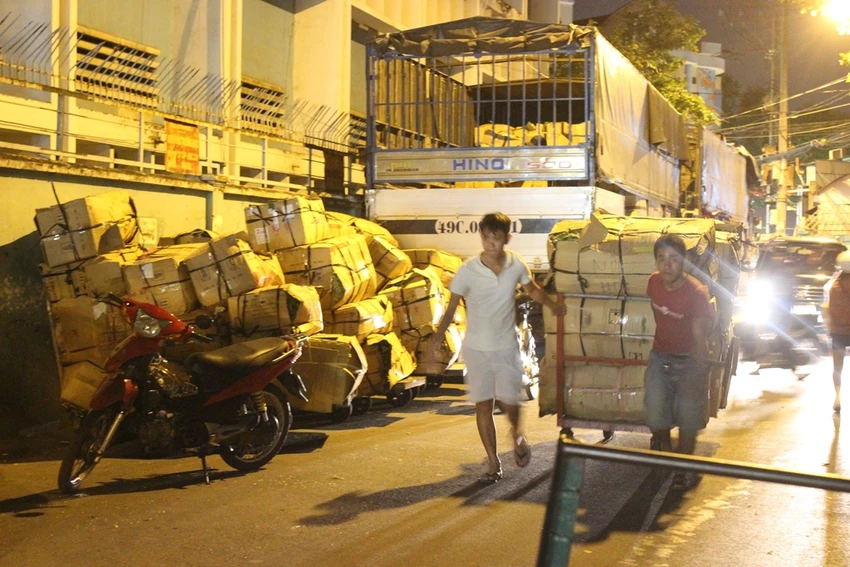 Trước ngày 8-3, chợ hoa Hồ Thị Kỷ có gì hấp dẫn? ảnh 1