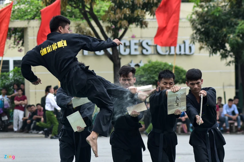 Sinh viên cảnh sát biểu diễn võ thuật, giải cứu con tin ảnh 5 Sinh viên cảnh sát biểu diễn võ thuật, giải cứu con tin ảnh 5