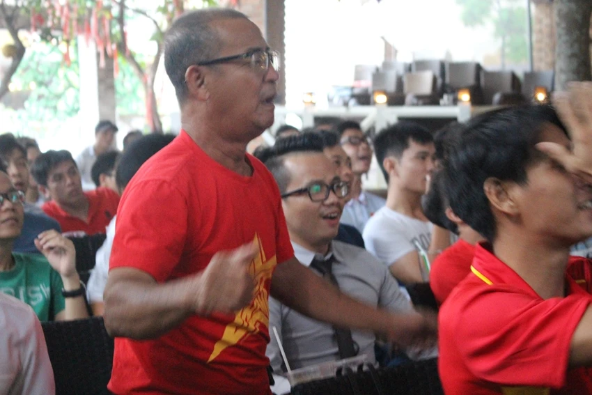 Cổ động viên bật khóc trước trận thua của U20 Việt Nam ảnh 11 Cổ động viên bật khóc trước trận thua của U20 Việt Nam ảnh 11