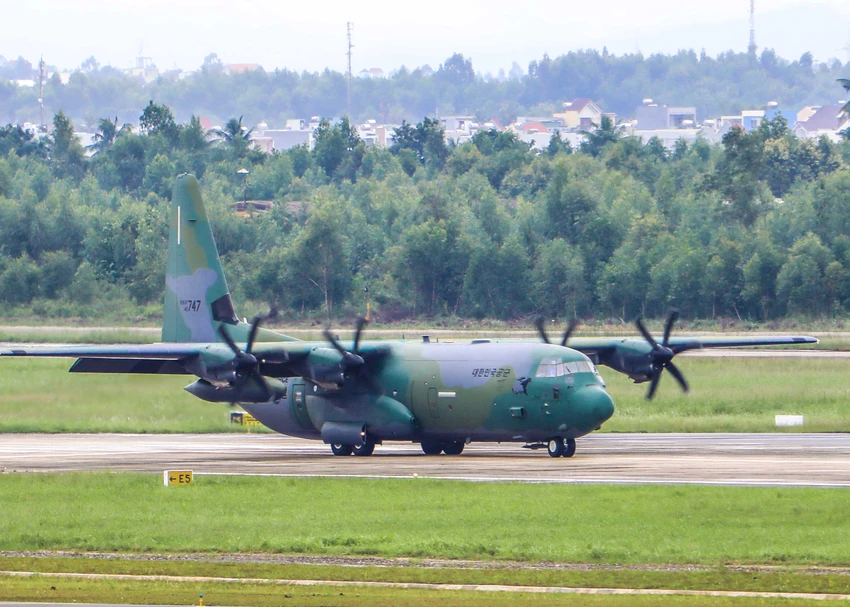 Máy bay C-130 Hàn Quốc đưa siêu xe đến sân bay Đà Nẵng ảnh 5