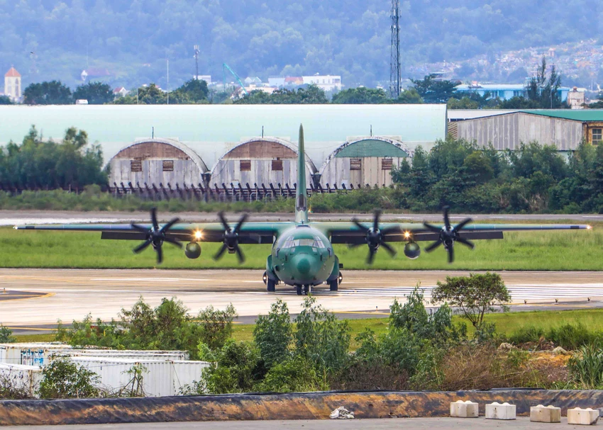 Máy bay C-130 Hàn Quốc đưa siêu xe đến sân bay Đà Nẵng ảnh 2