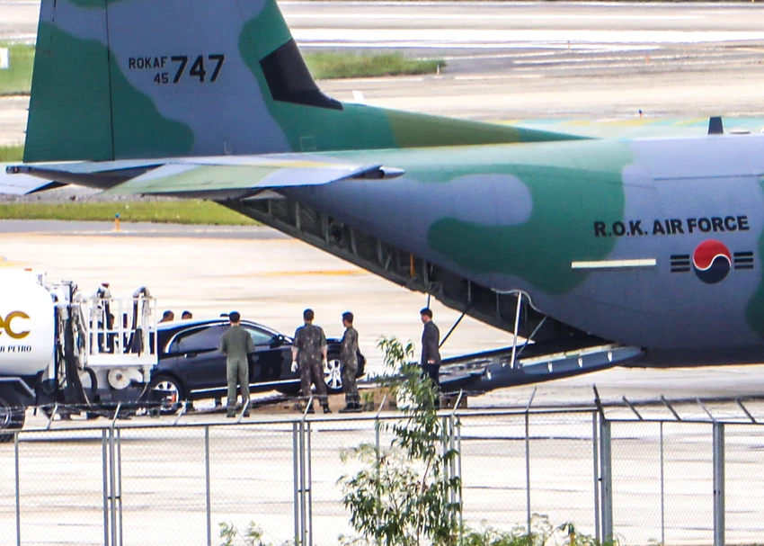 Máy bay C-130 Hàn Quốc đưa siêu xe đến sân bay Đà Nẵng ảnh 11