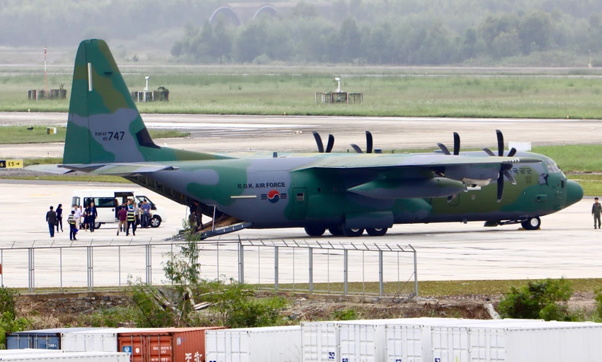 Máy bay C-130 Hàn Quốc đưa siêu xe đến sân bay Đà Nẵng ảnh 9