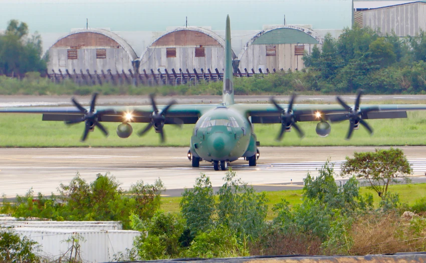 Máy bay C-130 Hàn Quốc đưa siêu xe đến sân bay Đà Nẵng ảnh 7