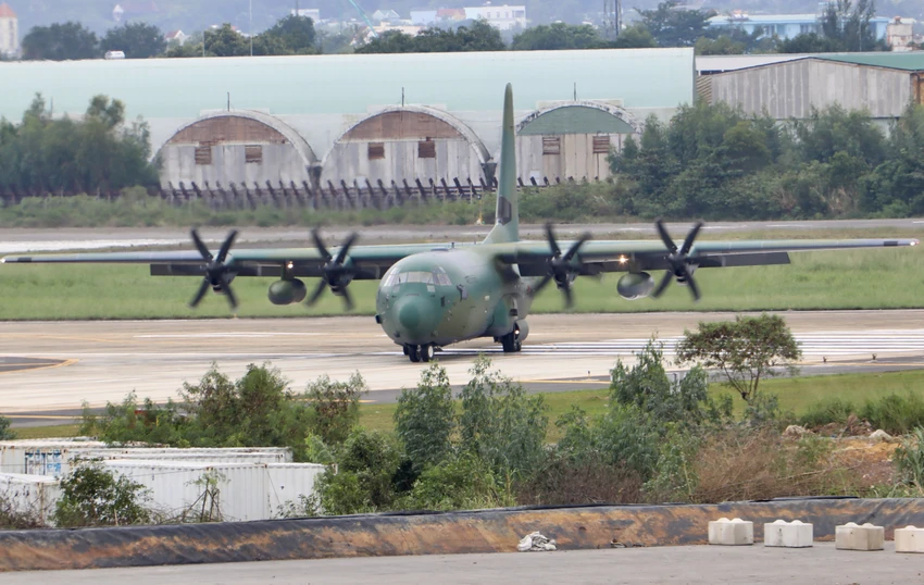 Máy bay C-130 Hàn Quốc đưa siêu xe đến sân bay Đà Nẵng ảnh 8