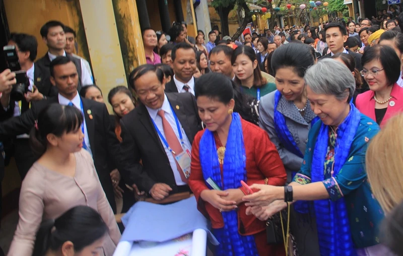 Phu nhân lãnh đạo các nền kinh tế APEC thăm Hội An ảnh 2 Phu nhân lãnh đạo các nền kinh tế APEC thăm Hội An ảnh 2