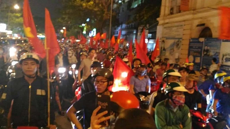 Cả nước ra đường ăn mừng chiến thắng của U23 Việt Nam ảnh 3 Cả nước ăn mừng U-23 chiến thắng - ảnh 1