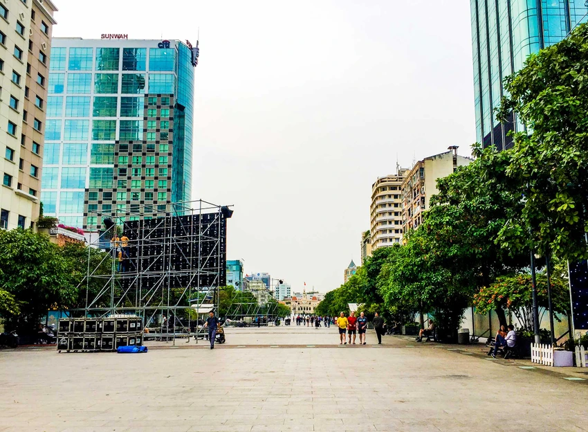 Lắp đặt xong 10 màn hình 'khủng' ở phố đi bộ Nguyễn Huệ ảnh 2 Lắp đặt xong 10 màn hình 'khủng' ở phố đi bộ Nguyễn Huệ ảnh 2