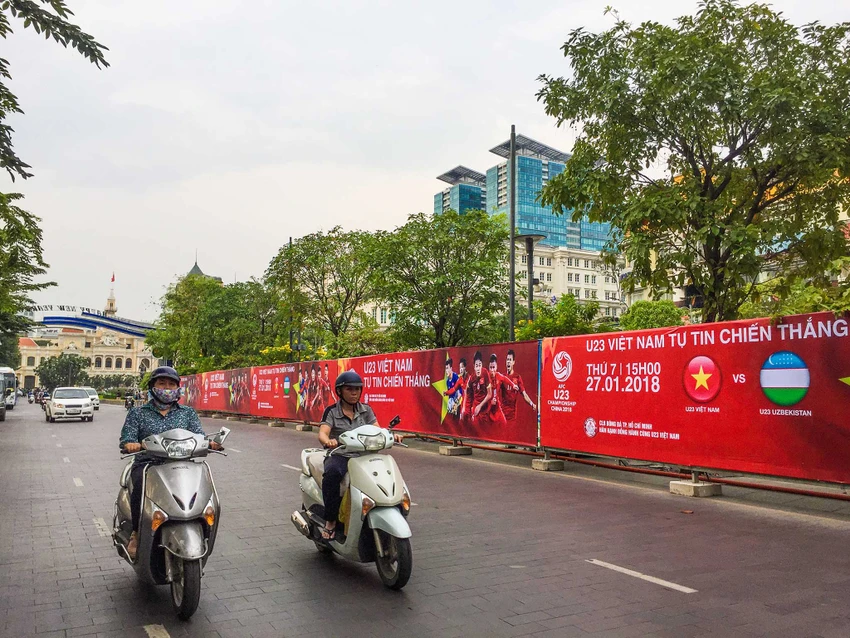Lắp đặt xong 10 màn hình 'khủng' ở phố đi bộ Nguyễn Huệ ảnh 7 Lắp đặt xong 10 màn hình 'khủng' ở phố đi bộ Nguyễn Huệ ảnh 7