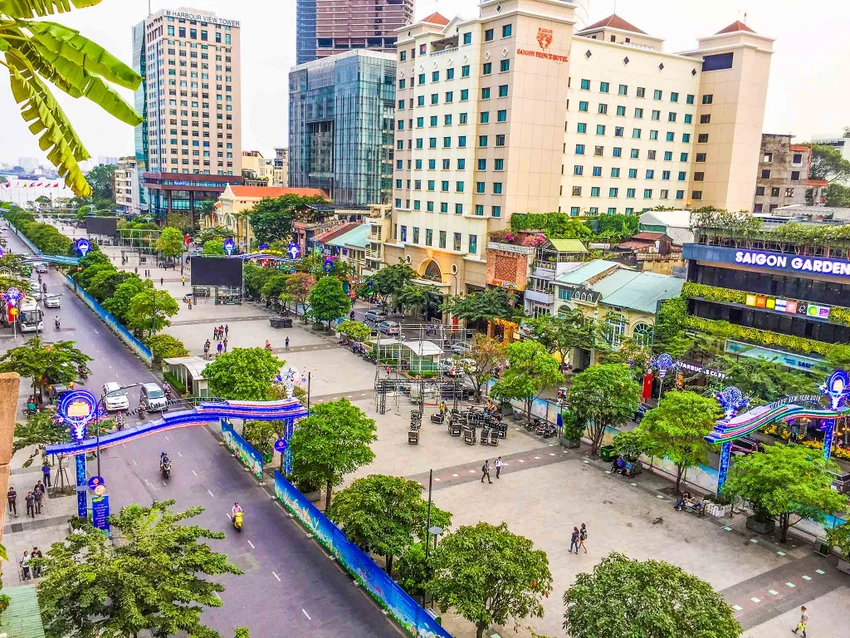 Lắp đặt xong 10 màn hình 'khủng' ở phố đi bộ Nguyễn Huệ ảnh 4 Lắp đặt xong 10 màn hình 'khủng' ở phố đi bộ Nguyễn Huệ ảnh 4