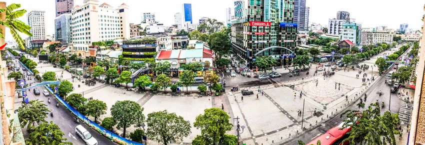 Lắp đặt xong 10 màn hình 'khủng' ở phố đi bộ Nguyễn Huệ ảnh 5 Lắp đặt xong 10 màn hình 'khủng' ở phố đi bộ Nguyễn Huệ ảnh 5