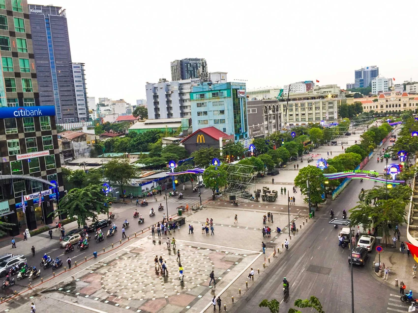 Lắp đặt xong 10 màn hình 'khủng' ở phố đi bộ Nguyễn Huệ ảnh 6 Lắp đặt xong 10 màn hình 'khủng' ở phố đi bộ Nguyễn Huệ ảnh 6